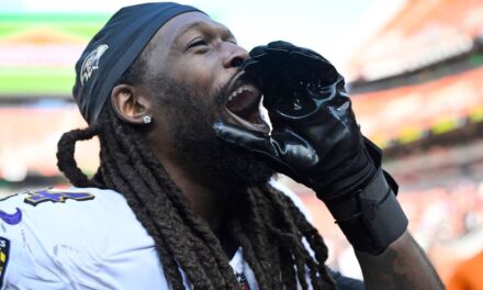 Jadeveon Clowney de los Ravens celebra la bonificación con un baile 'muy largo'