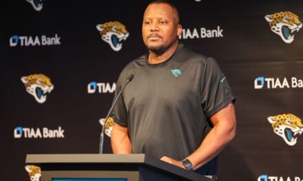 Jaguars despiden al coordinador defensivo Mike Caldwell y a sus asistentes