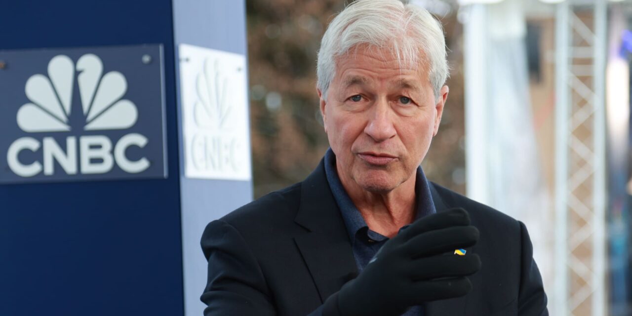 Jamie Dimon elogia a Trump y advierte que las críticas al MAGA podrían perjudicar a Biden