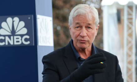 Jamie Dimon elogia a Trump y advierte que las críticas al MAGA podrían perjudicar a Biden