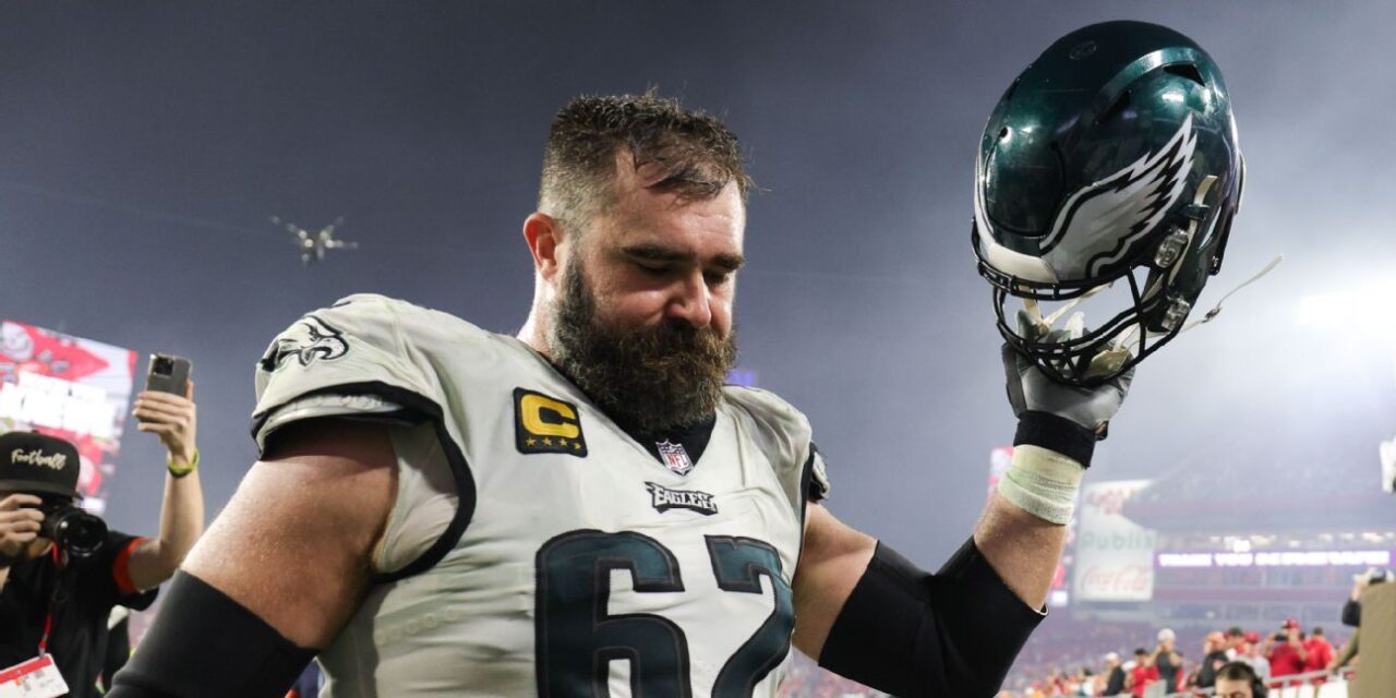 Jason Kelce les dice a sus compañeros de Eagles que se retirará, dicen fuentes