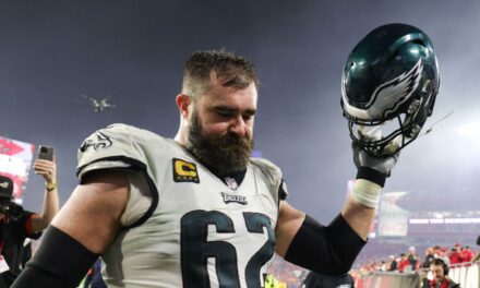 Jason Kelce les dice a sus compañeros de Eagles que se retirará, dicen fuentes
