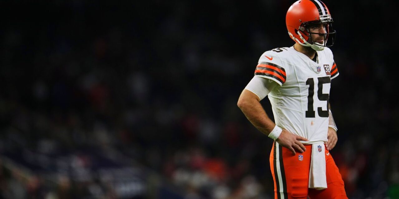 Joe Flacco lanza dos costosos pick-6 mientras los Browns salen de los playoffs