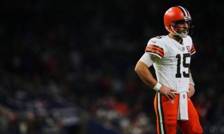 Joe Flacco lanza dos costosos pick-6 mientras los Browns salen de los playoffs