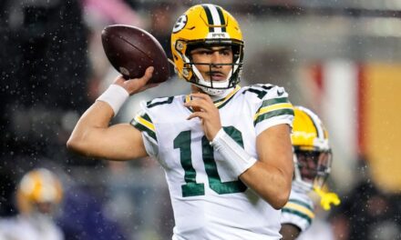 Jordan Love de los Packers se conecta con Bo Melton y Tucker Kraft para touchdowns