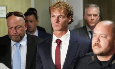 Juez rechaza moción para desestimar los cargos por muerte por estrangulamiento