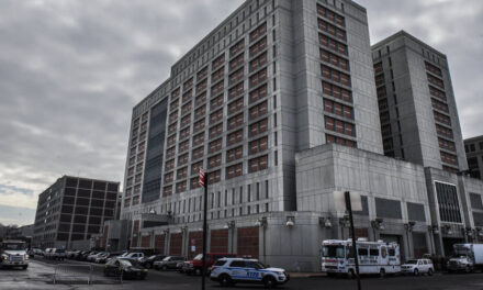 Juez se niega a enviar al acusado en caso de drogas a la conflictiva cárcel de Brooklyn