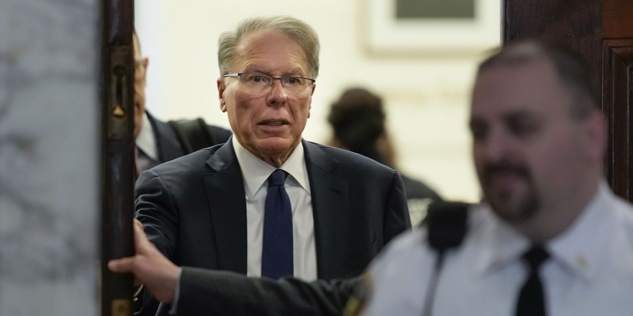 Juicio civil examina los gastos del antiguo líder de la NRA