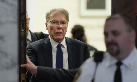 Juicio civil examina los gastos del antiguo líder de la NRA