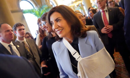 Kathy Hochul dice que la situación del Estado es preocupante, pero tiene solución