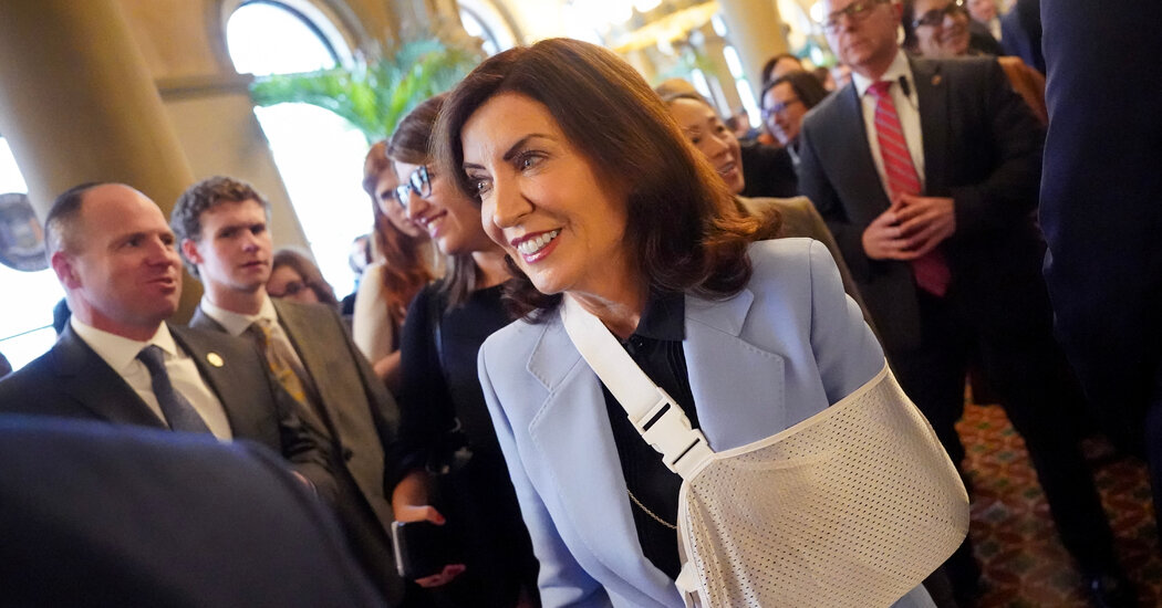 Kathy Hochul dice que la situación del Estado es preocupante, pero tiene solución