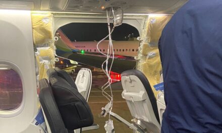 La FAA ordena la puesta a tierra de algunos aviones Boeing 737 MAX-9 después de un aterrizaje de emergencia