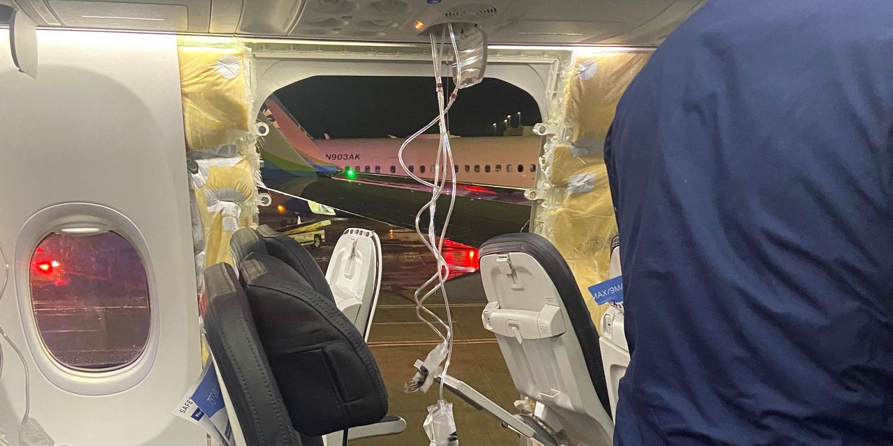 La FAA ordena la puesta a tierra de algunos aviones Boeing 737 MAX-9 después de un aterrizaje de emergencia