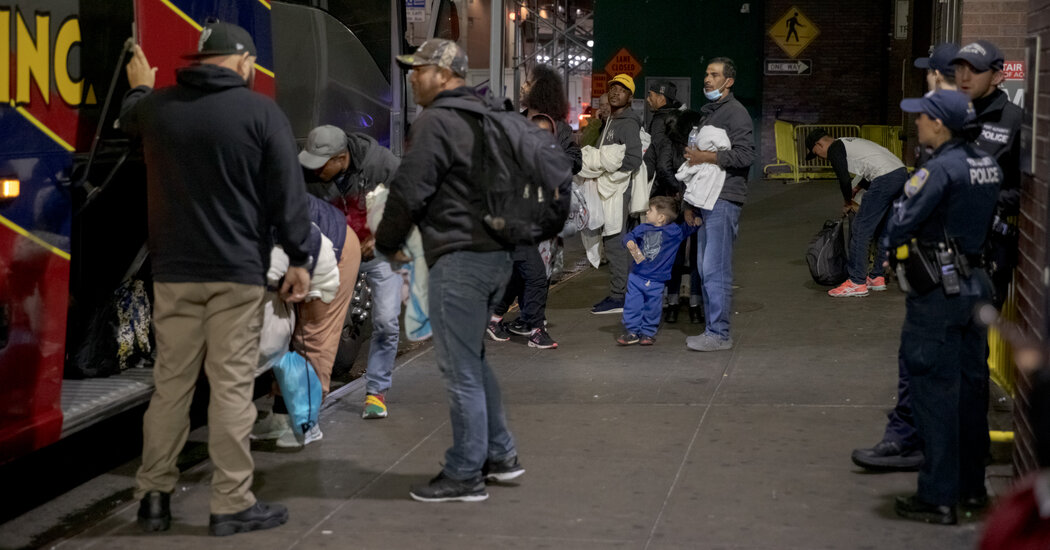 La ciudad de Nueva York demanda a las empresas de autobuses que trajeron inmigrantes desde Texas