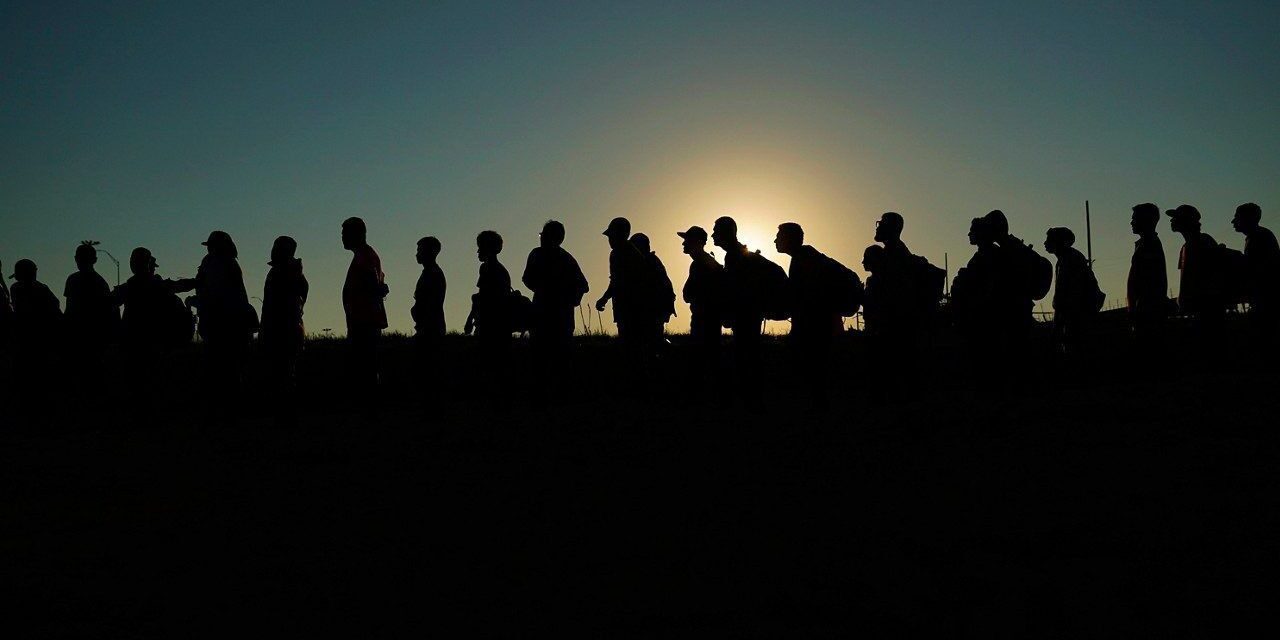 La ciudad impone toque de queda en cuatro albergues para migrantes