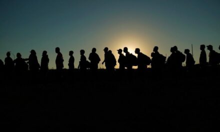 La ciudad impone toque de queda en cuatro albergues para migrantes