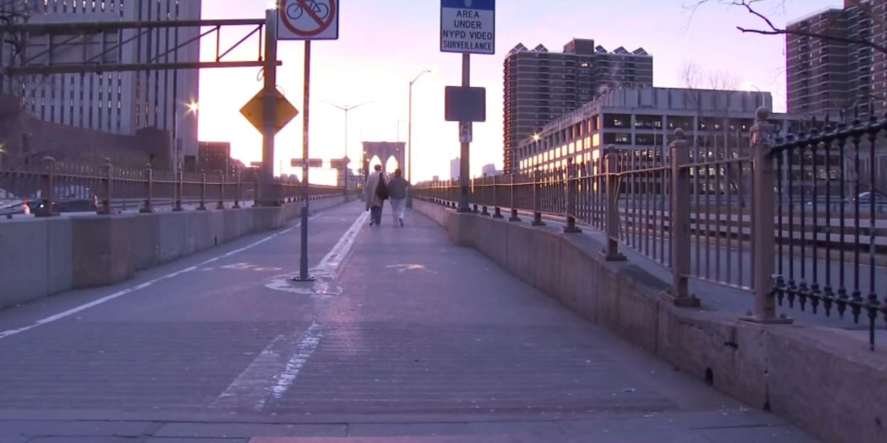 La ciudad prohíbe a los vendedores operar en el Puente de Brooklyn
