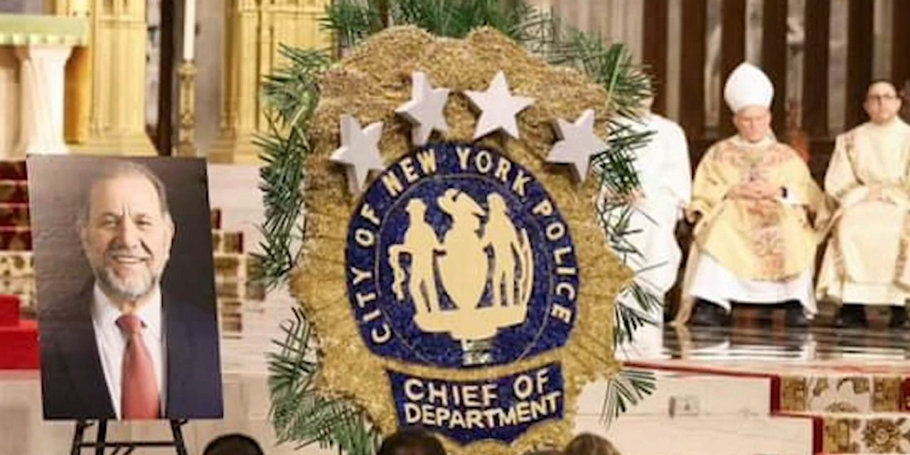 La comunidad recuerda al jefe retirado de la policía de Nueva York, Joseph Esposito