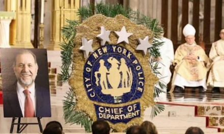 La comunidad recuerda al jefe retirado de la policía de Nueva York, Joseph Esposito