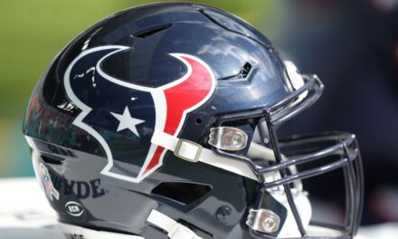 La dueña de los Texans lucha contra las afirmaciones de su hijo de que necesita un tutor