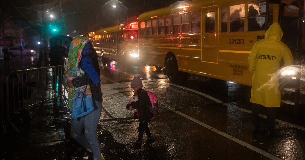 La escuela secundaria James Madison alberga a inmigrantes y provoca protestas derechistas