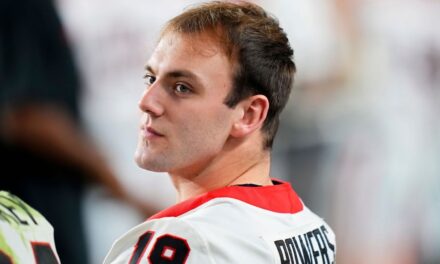 La estrella de Georgia TE Brock Bowers se declara para el draft de la NFL 2024