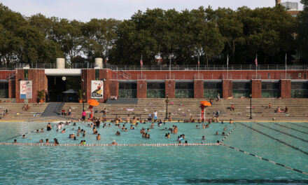 La piscina flotante del East River podría abrirse al público el próximo año según el plan Hochul