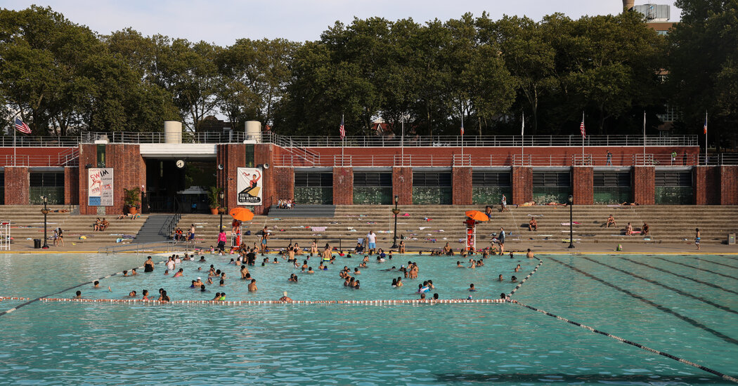 La piscina flotante del East River podría abrirse al público el próximo año según el plan Hochul
