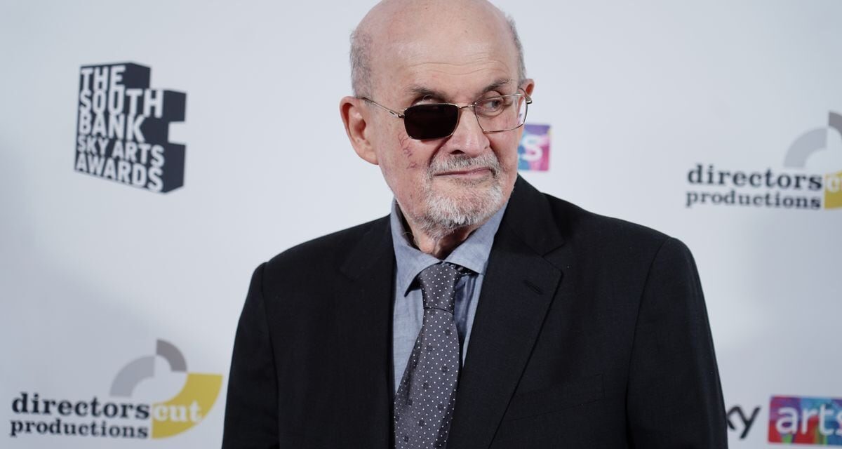 La publicación de las memorias de Salman Rushdie aplaza el juicio por el intento de asesinato contra el escritor |  Cultura