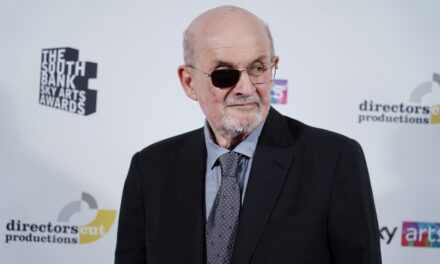 La publicación de las memorias de Salman Rushdie aplaza el juicio por el intento de asesinato contra el escritor |  Cultura