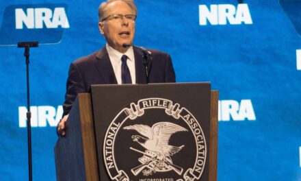 LaPierre, antiguo líder de la NRA, se enfrenta a un juicio que podría poner fin a su reinado