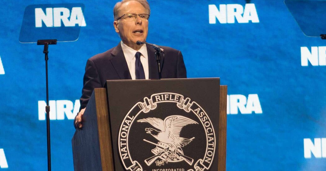 LaPierre, antiguo líder de la NRA, se enfrenta a un juicio que podría poner fin a su reinado