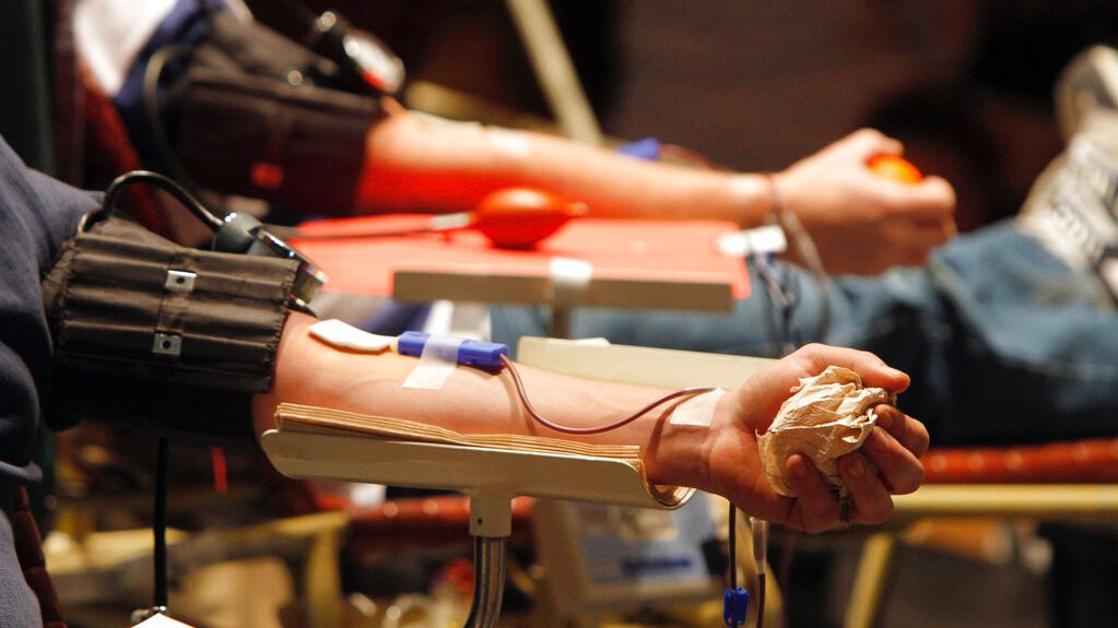 Las donaciones de sangre alcanzan su nivel más bajo en 20 años, dice la Cruz Roja