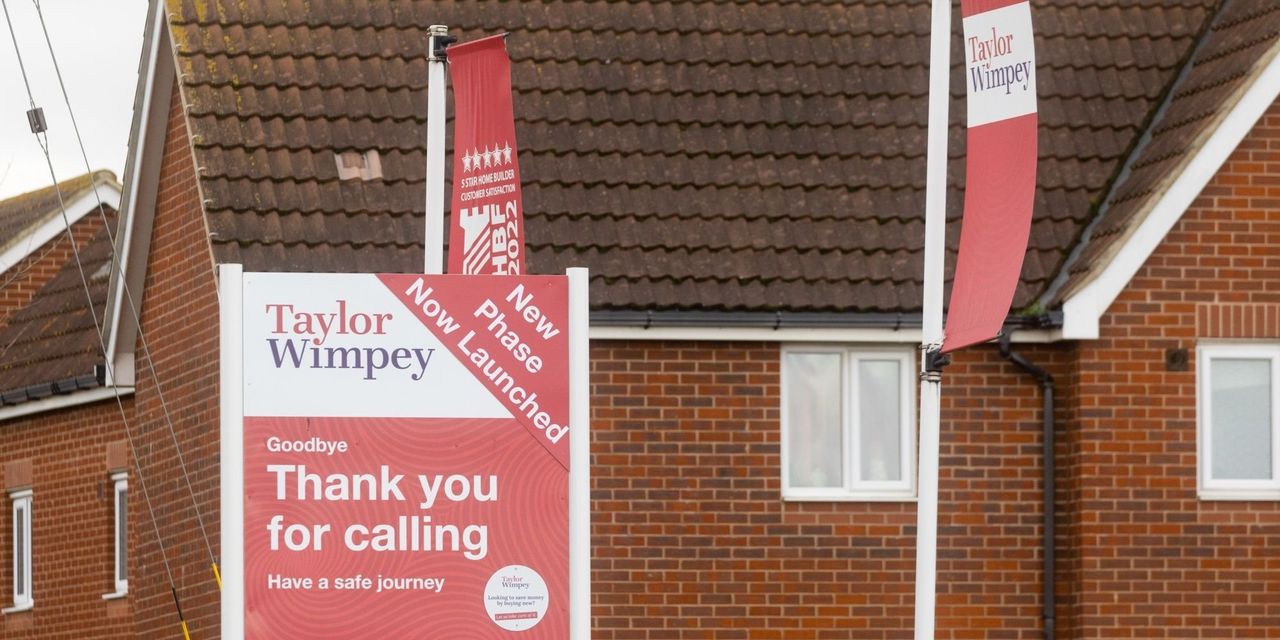 Las ganancias de Taylor Wimpey para 2023 se ubican en el extremo superior de la orientación, aunque los pedidos cayeron