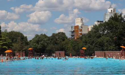 Las lecciones de natación para niños de Nueva York estaban en riesgo.  Un multimillonario ayudó.