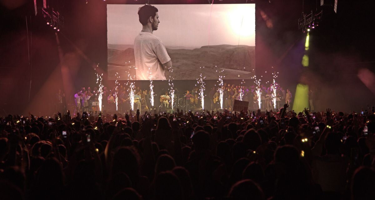 Lo que se escucha y ve en la misa multitudinaria de Hakuna, la banda cristiana que reúne a más de 15.000 personas en el Wizink |  Cultura