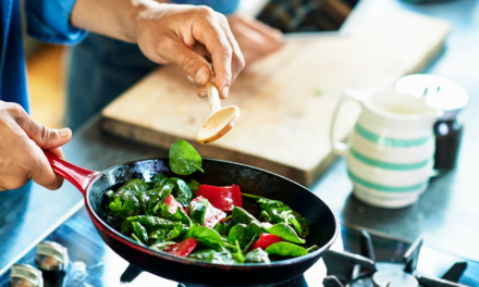 Los 9 alimentos saludables que un experto en salud intestinal tiene siempre en su nevera