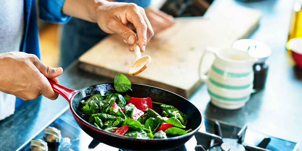 Los 9 alimentos saludables que un experto en salud intestinal tiene siempre en su nevera