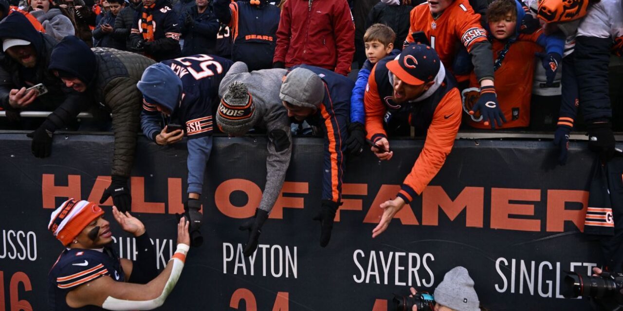 Los Bears celebran la victoria y la primera selección en el draft de la NFL de 2024 con la derrota de los Panthers