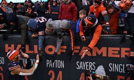 Los Bears celebran la victoria y la primera selección en el draft de la NFL de 2024 con la derrota de los Panthers