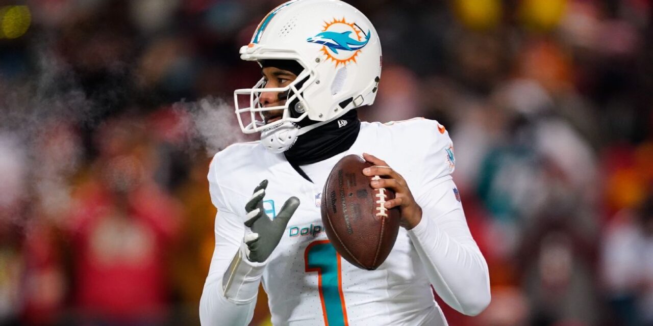 Los Dolphins cortan la ventaja de los Chiefs cuando Tua Tagovailoa encuentra a Tyreek Hill para TD