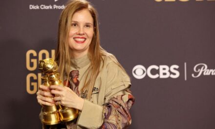 Los Globos de Oro 2024 resucitan la guillotina |  Cultura