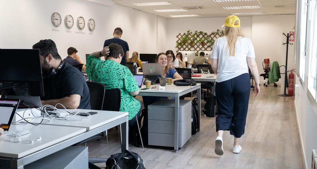 Los españoles, satisfechos con el trabajo pero con una gran queja: los salarios |  Economía