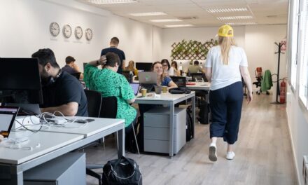 Los españoles, satisfechos con el trabajo pero con una gran queja: los salarios |  Economía
