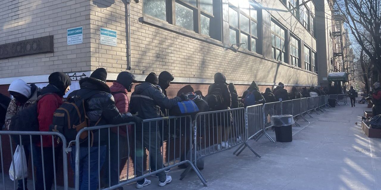 Los migrantes vuelven a solicitar refugio en medio de las bajas temperaturas