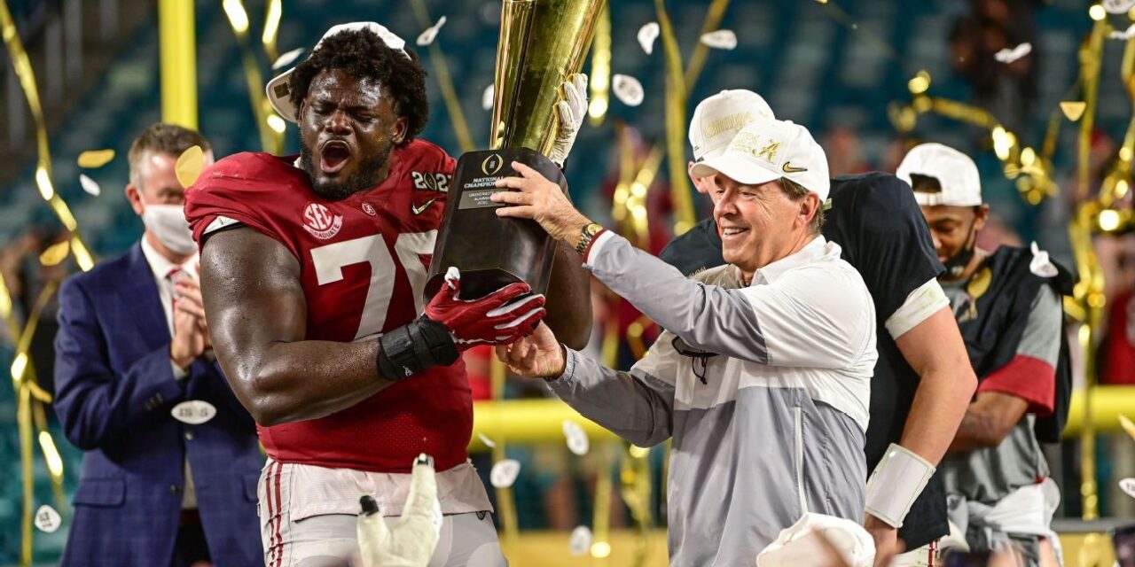 Los números muestran que Nick Saban es el mejor entrenador de fútbol universitario de todos los tiempos