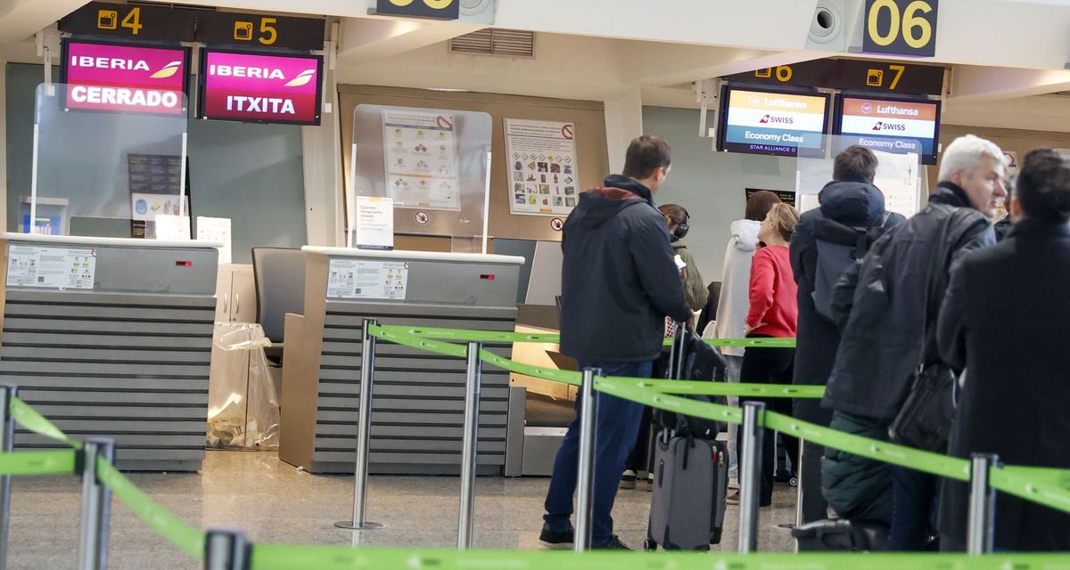 Los sindicatos amenazan con nuevos paros en el tercer día de la huelga de 'handling' de Iberia |  Economía