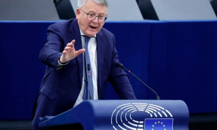 Los socialistas eligen al luxemburgués Schmit para liderar la campaña a las elecciones europeas |  internacional