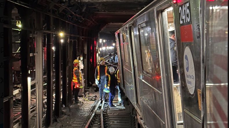 Los trenes del metro descarrilan en el Upper West Side, dice la MTA