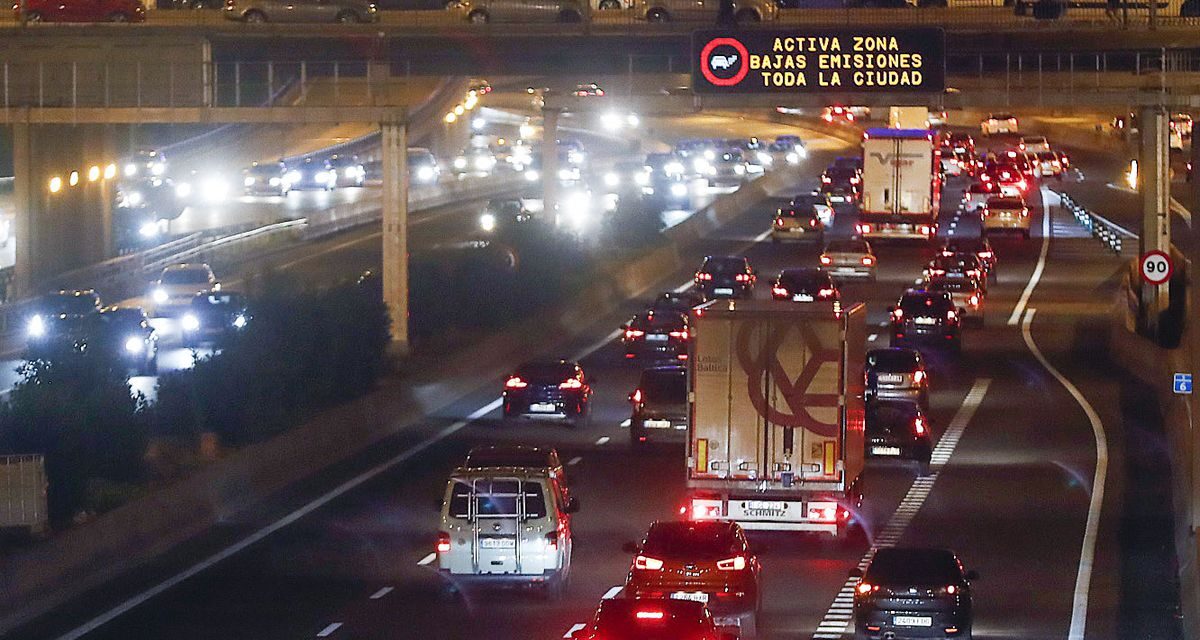 Madrid empieza a multar este lunes a los conductores sin etiqueta que no viven en la capital y acceden a la M-30 |  Madrid |  España